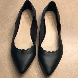Women’s black scalloped flats size 8